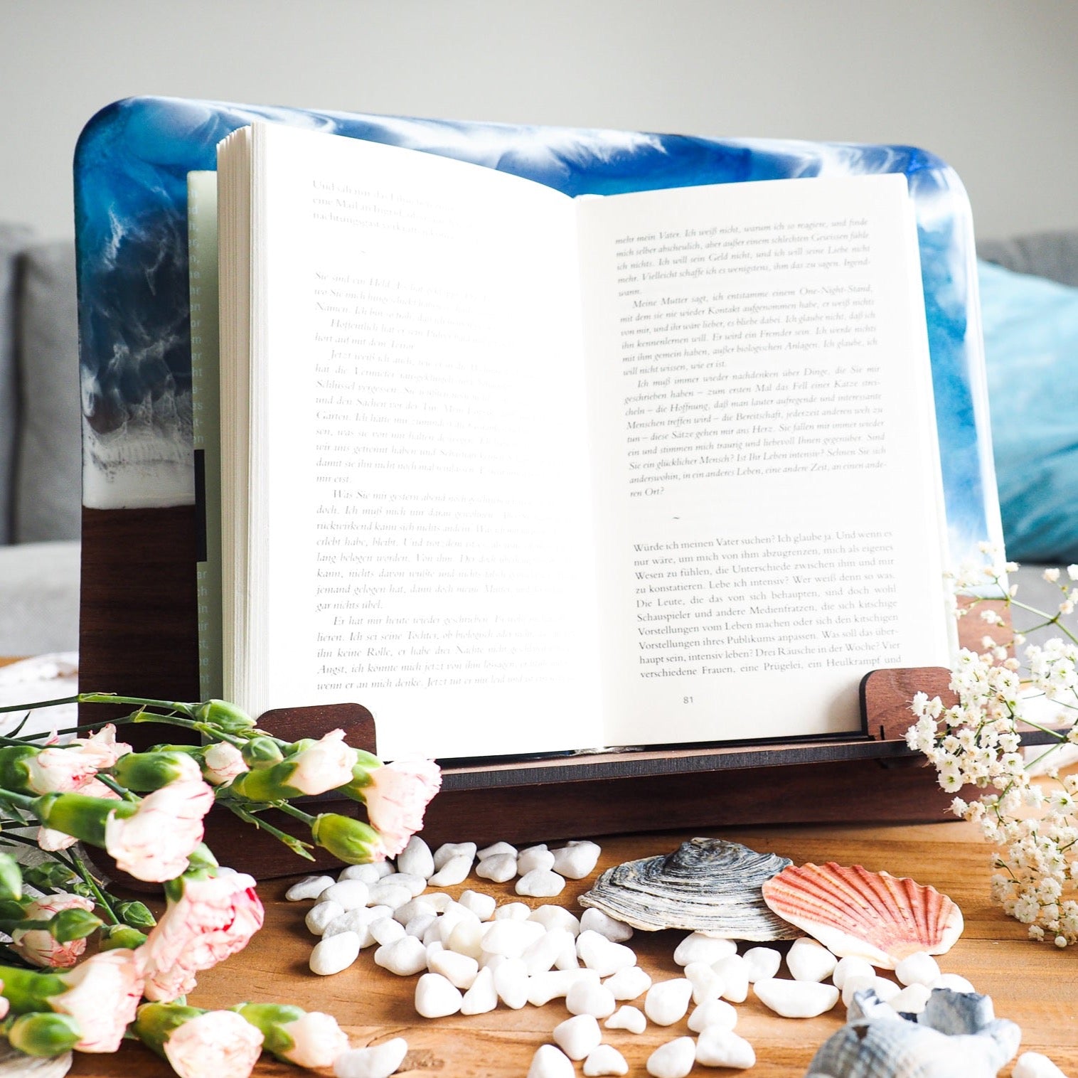 Buchhalter - Tablethalter aus Nussbaum und Esche mit Meereswelle aus Resin