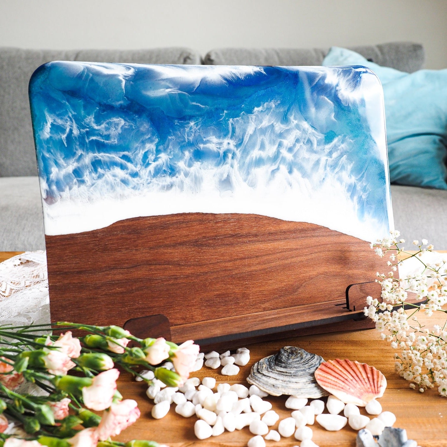 Buchhalter - Tablethalter aus Nussbaum und Esche mit Meereswelle aus Resin