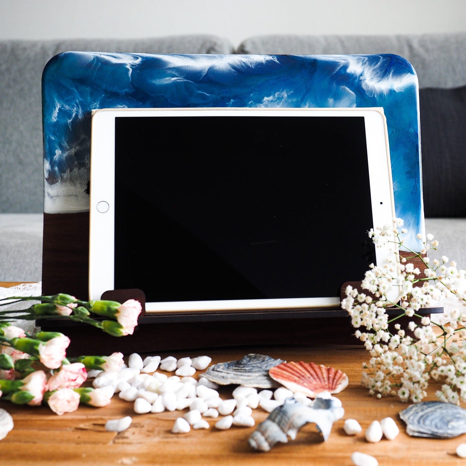 Buchhalter - Tablethalter aus Nussbaum und Esche mit Meereswelle aus Resin