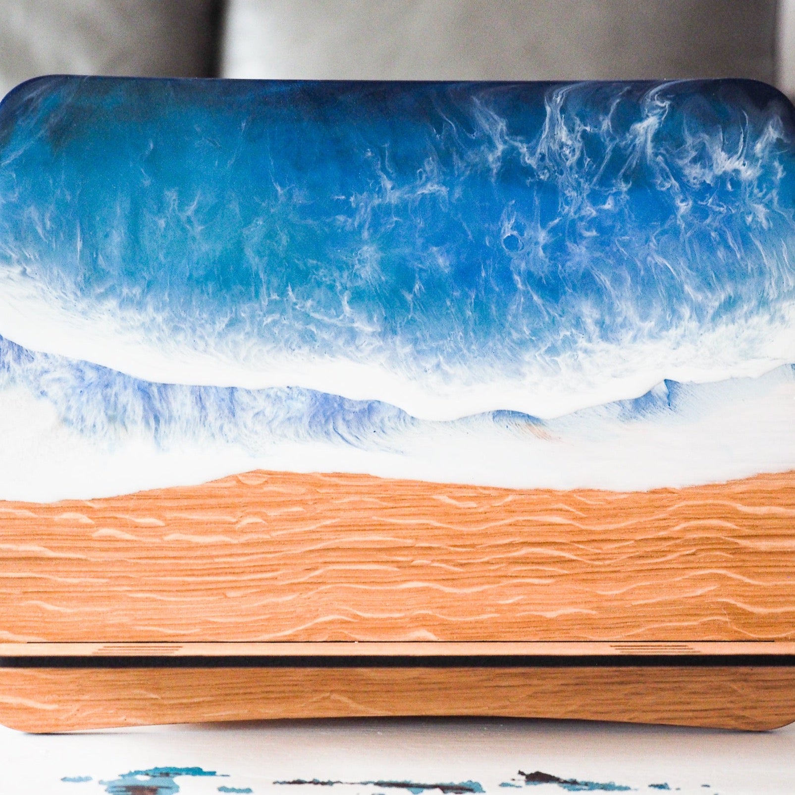 Buchhalter - Tablethalter aus Nussbaum und Esche mit Meereswelle aus Resin