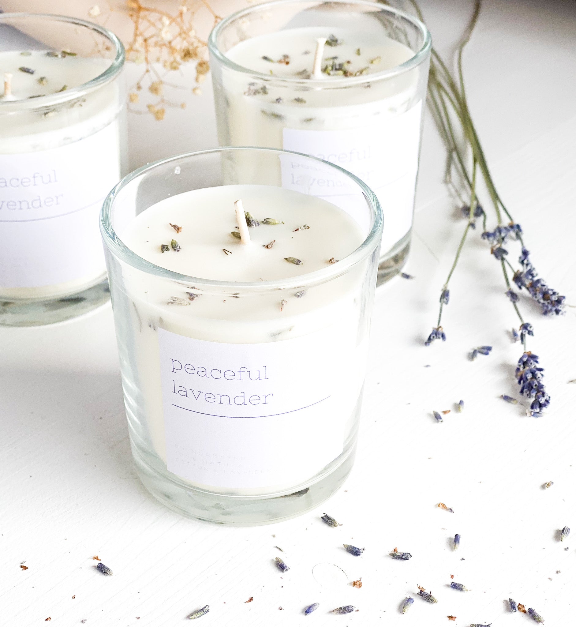 Kerze mit Lavendelblüten in Vorratsglas mit Holzdecke riecht nach Lavendel, Name Peacful Lavender